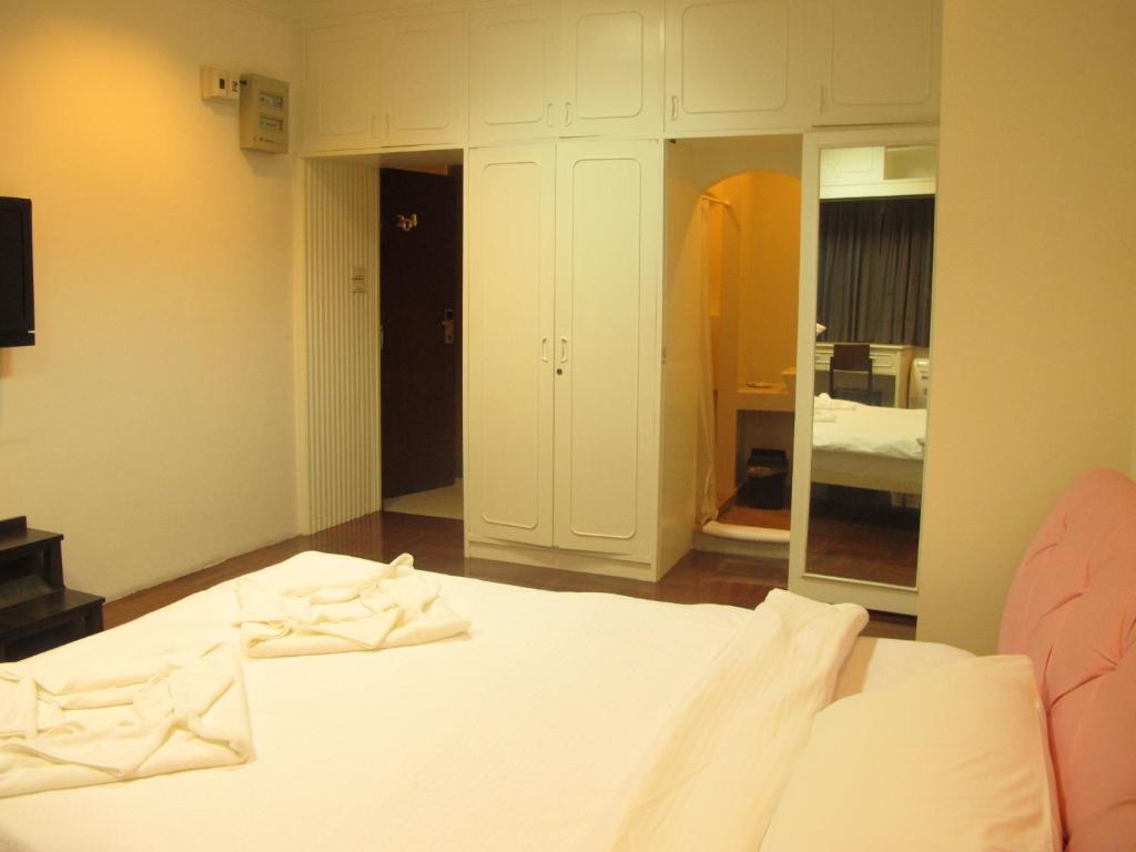 At One Inn Hualampong Bangkok Room photo