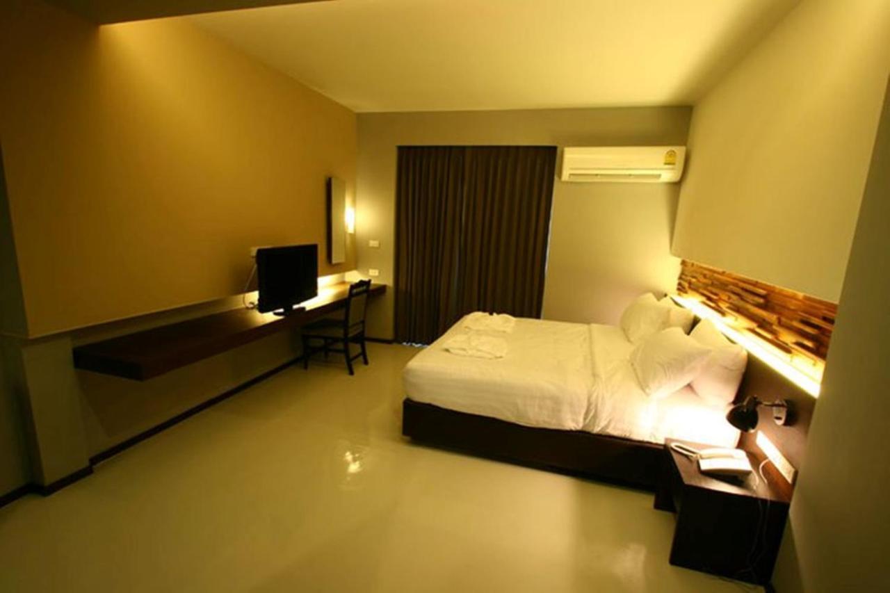 At One Inn Hualampong Bangkok Room photo